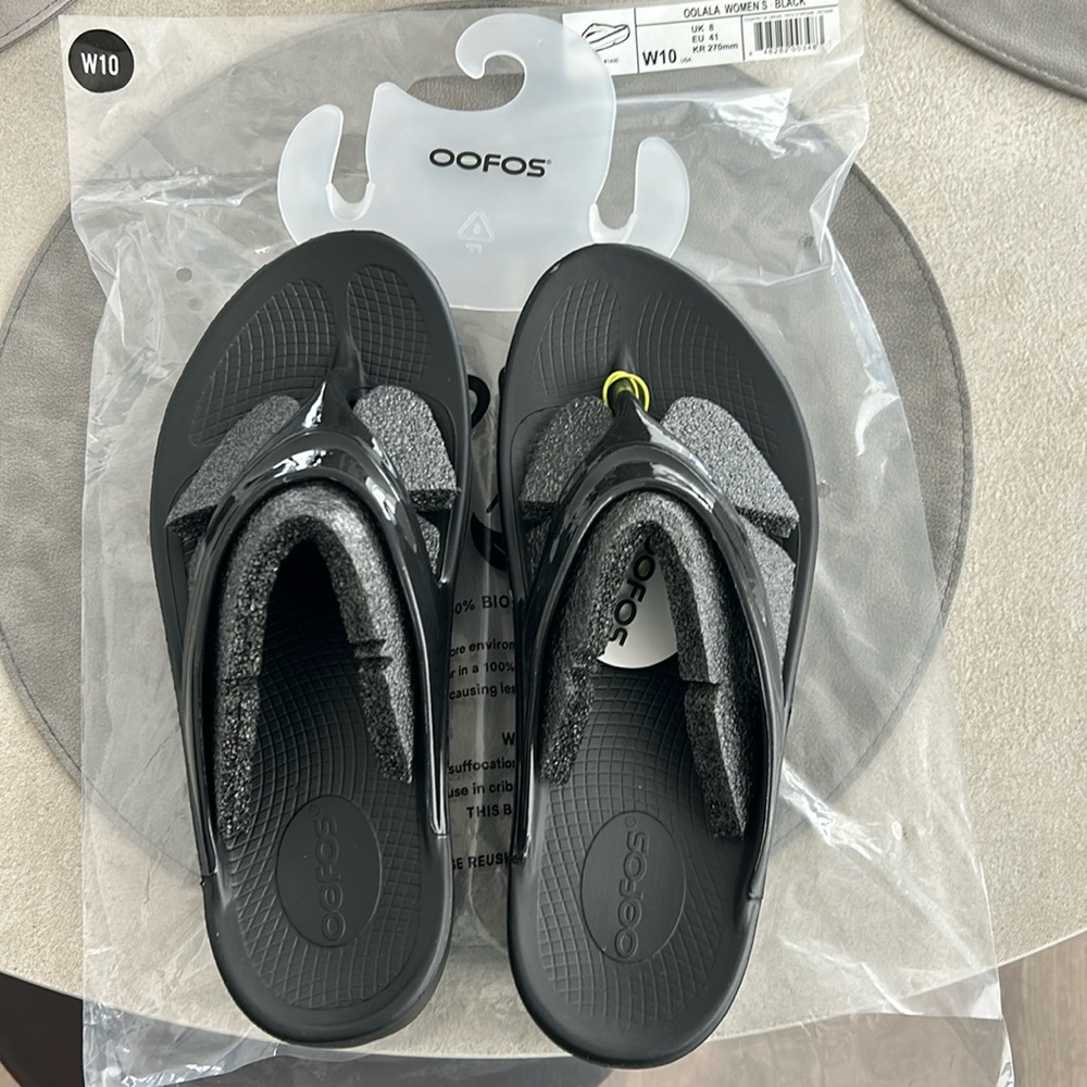 OOFOS OOLALA Women’s black thong sandal